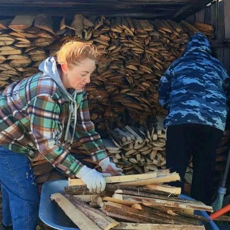 Волонтёры регионального центра «Молоды душой», который действует при Комплексном центре социального обслуживания ЕАО, помогли семье человека с ограниченными возможностями здоровья, проживающей в частном секторе, подготовить... Волонтёры регионального центра «Молоды душой», который действует при Комплексном центре социального обслуживания ЕАО, помогли семье человека с ограниченными возможностями здоровья, проживающей в частном секторе, подготовить...