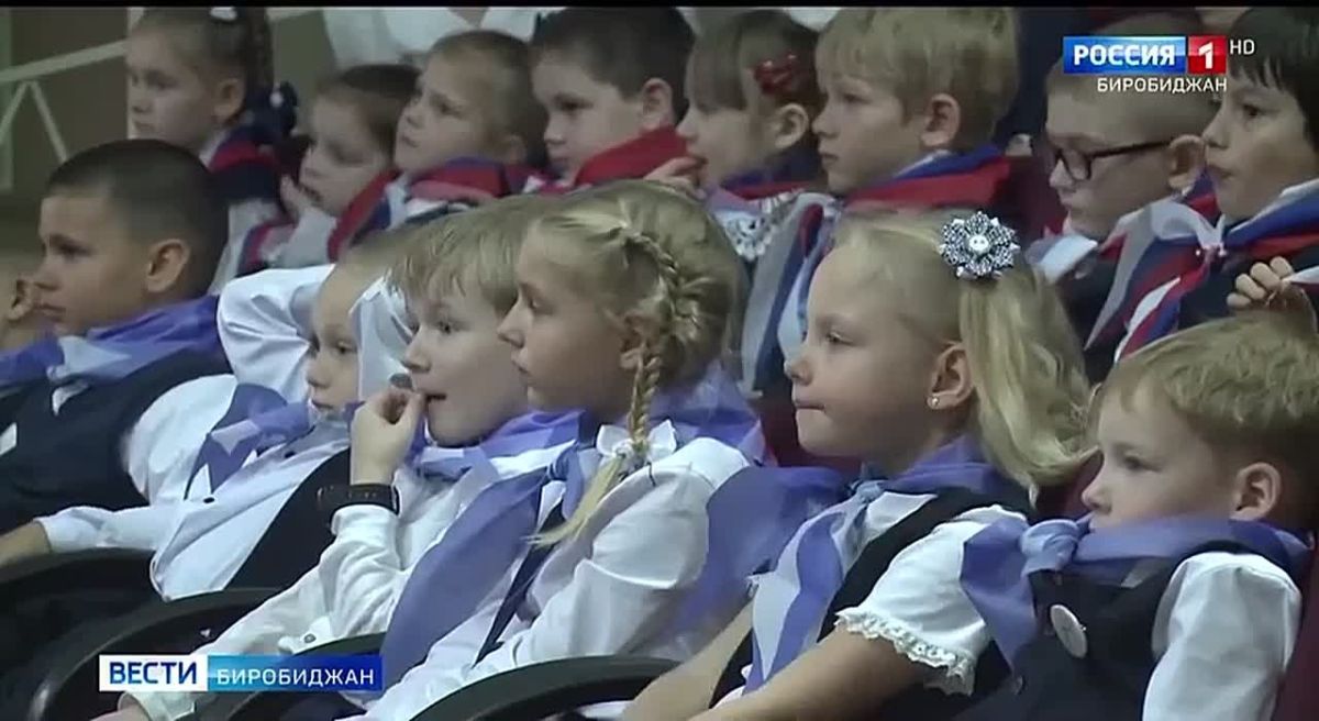 В биробиджанской первой гимназии состоялась церемония посвящения в «Орлята России»