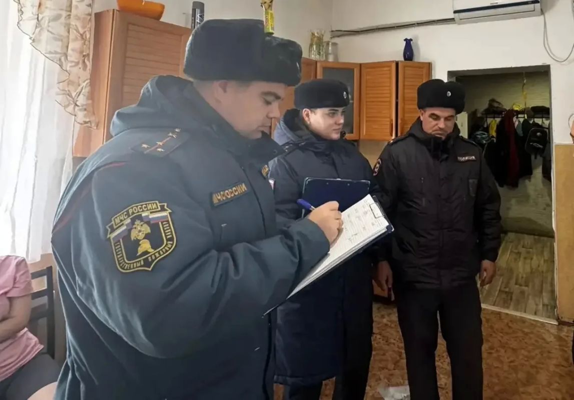 Зима близко: полиция и МЧС ЕАО проверили, как готовы к холодам семьи из группы риска Зима близко: полиция и МЧС ЕАО проверили, как готовы к холодам семьи из группы риска