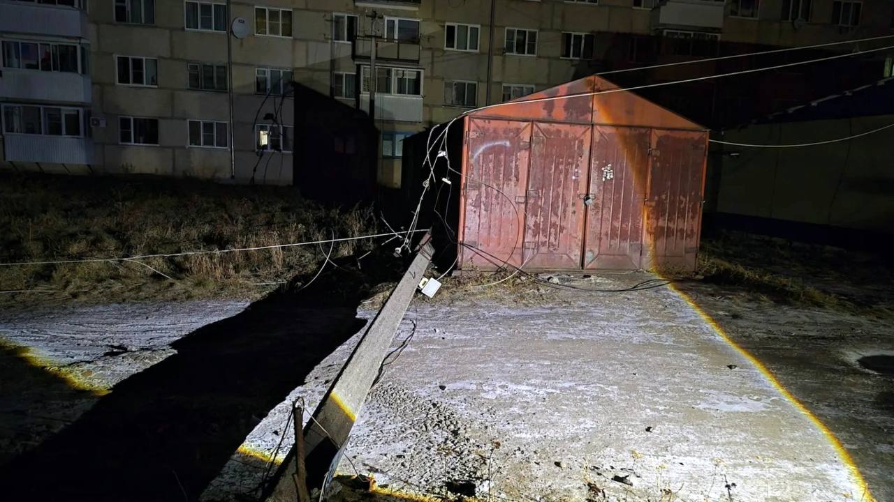 Энергетики ЕАО восстановили опору ЛЭП после дорожного происшествия в Облученском районе