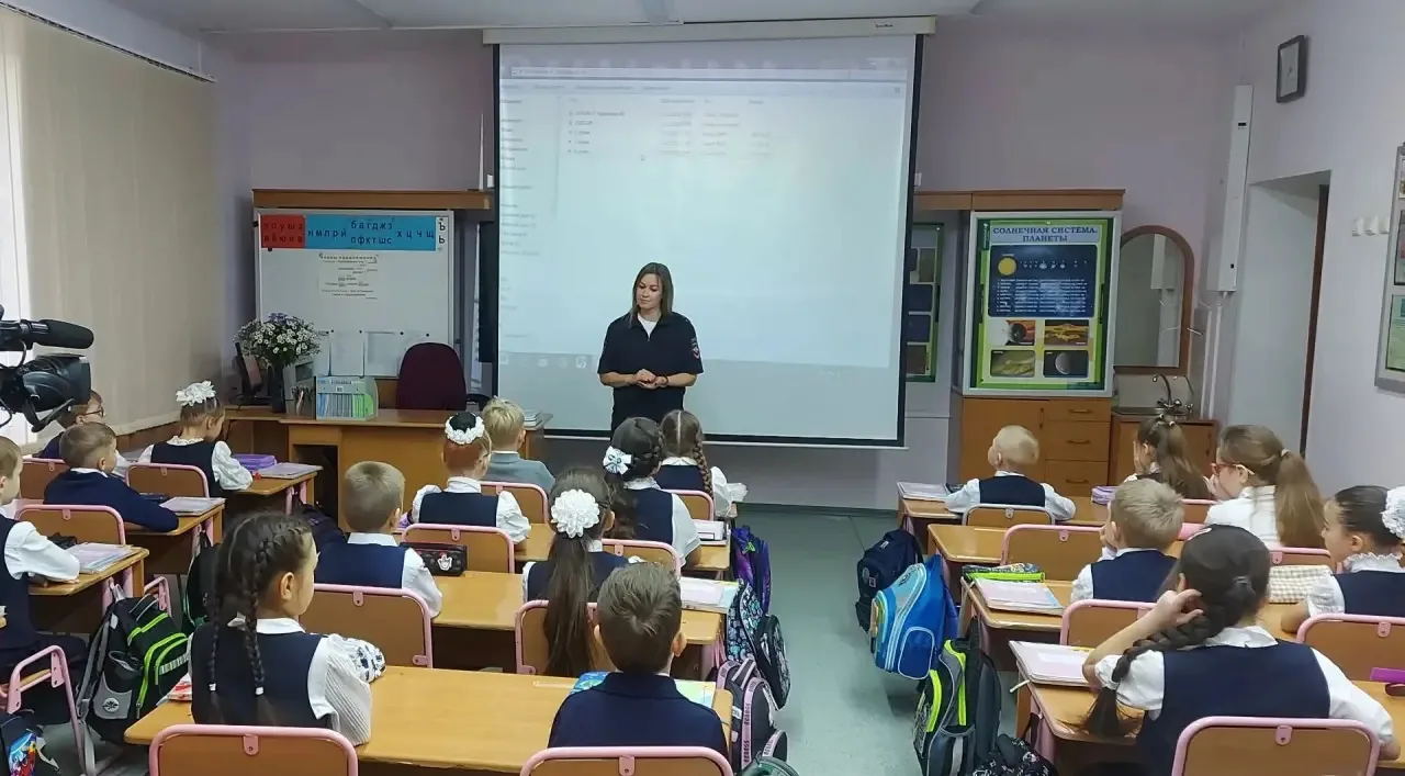 Каникулы — время напомнить маленьким жителям области о безопасности: полицейские провели беседу с второклассниками гимназии №1