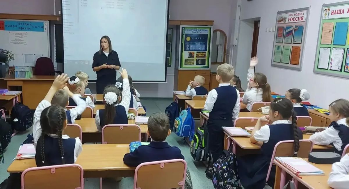 Каникулы — время напомнить маленьким жителям области о безопасности: полицейские провели беседу с второклассниками гимназии №1 Каникулы — время напомнить маленьким жителям области о безопасности: полицейские провели беседу с второклассниками гимназии №1