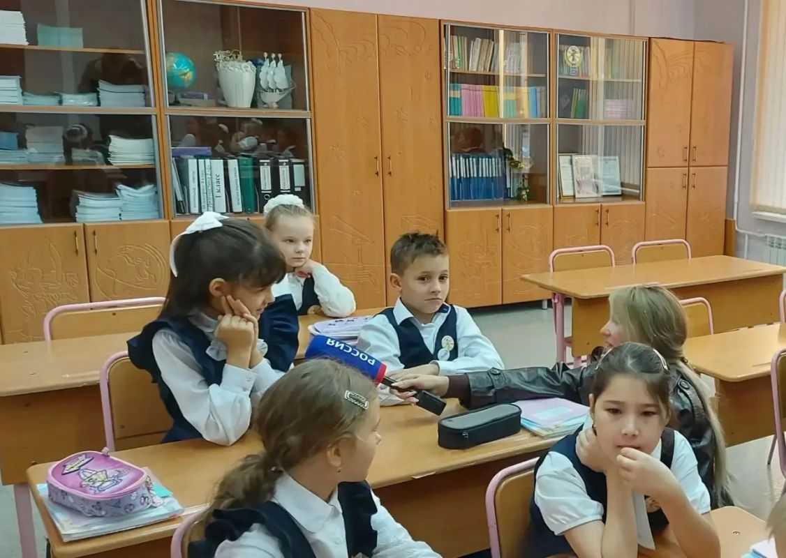 Каникулы — время напомнить маленьким жителям области о безопасности: полицейские провели беседу с второклассниками гимназии №1 Каникулы — время напомнить маленьким жителям области о безопасности: полицейские провели беседу с второклассниками гимназии №1