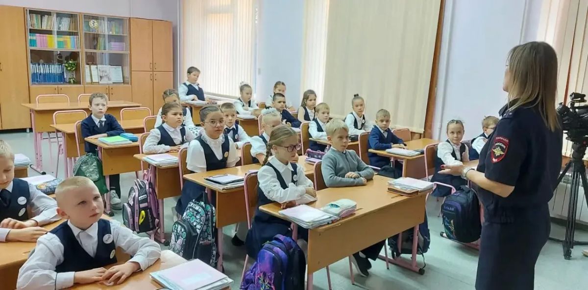 Каникулы — время напомнить маленьким жителям области о безопасности: полицейские провели беседу с второклассниками гимназии №1 Каникулы — время напомнить маленьким жителям области о безопасности: полицейские провели беседу с второклассниками гимназии №1