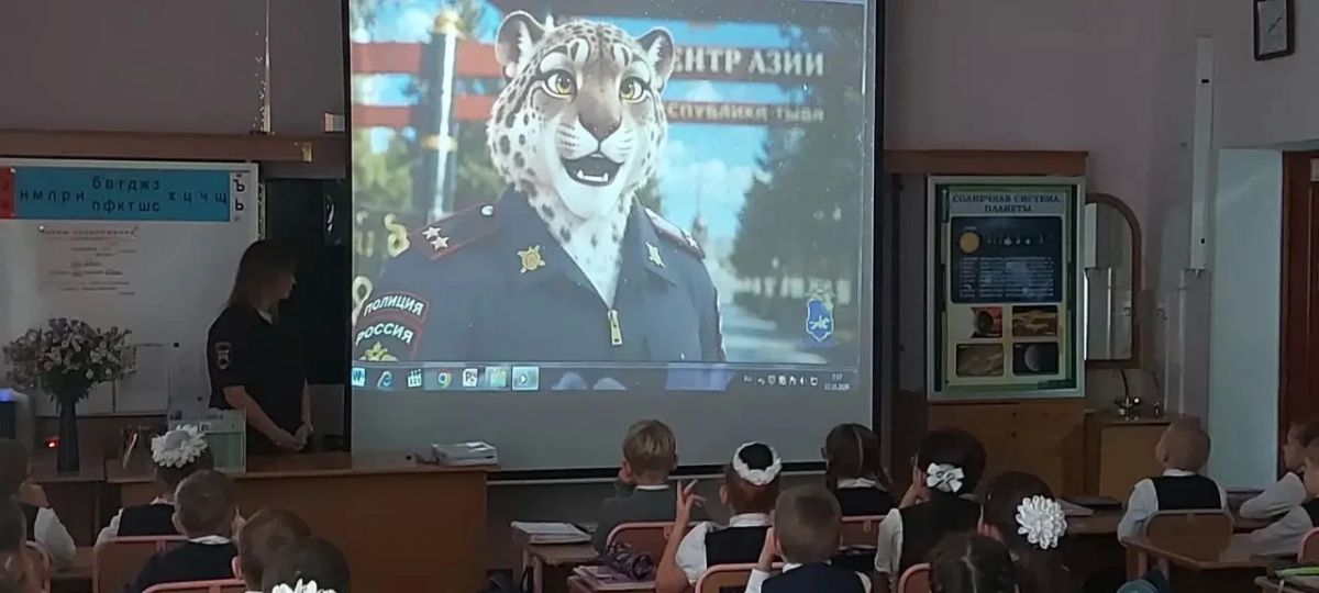 Каникулы — время напомнить маленьким жителям области о безопасности: полицейские провели беседу с второклассниками гимназии №1 Каникулы — время напомнить маленьким жителям области о безопасности: полицейские провели беседу с второклассниками гимназии №1