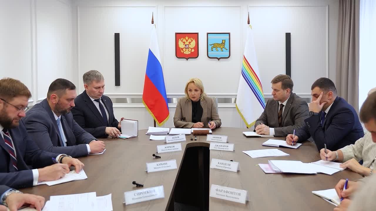 Вопросы отставания от графиков ремонта Арбата, Сквера Победы и других объектов обсудили на аппаратном совещании в правительстве ЕАО