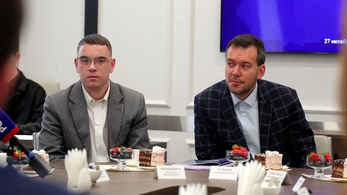 Диалог о главном. Губернатор ЕАО Мария Костюк вместе с ректором Института развития профессионального образования Сергеем Кожевниковым провела встречу с молодыми педагогами области Диалог о главном. Губернатор ЕАО Мария Костюк вместе с ректором Института развития профессионального образования Сергеем Кожевниковым провела встречу с молодыми педагогами области
