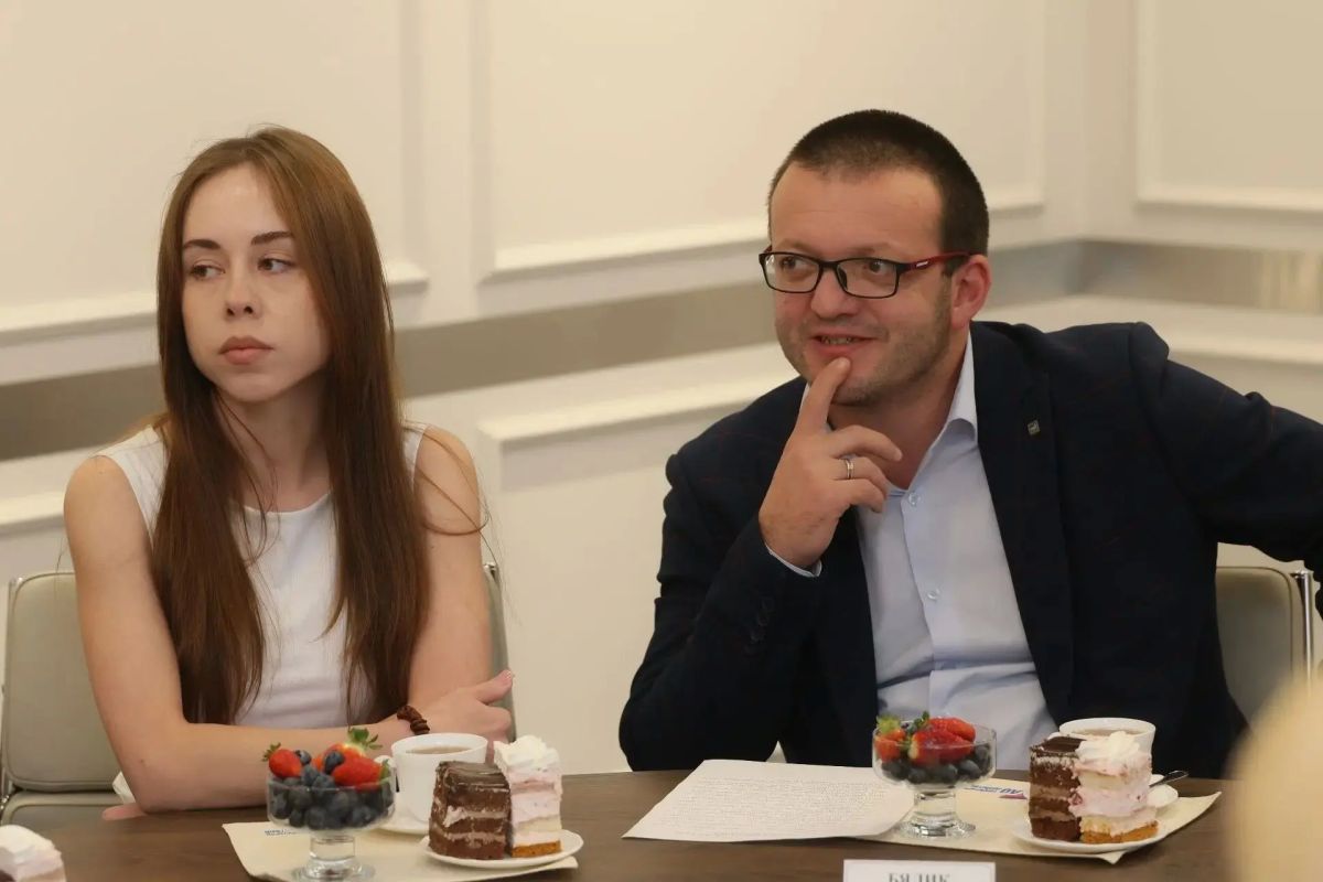 Диалог о главном. Губернатор ЕАО Мария Костюк вместе с ректором Института развития профессионального образования Сергеем Кожевниковым провела встречу с молодыми педагогами области Диалог о главном. Губернатор ЕАО Мария Костюк вместе с ректором Института развития профессионального образования Сергеем Кожевниковым провела встречу с молодыми педагогами области