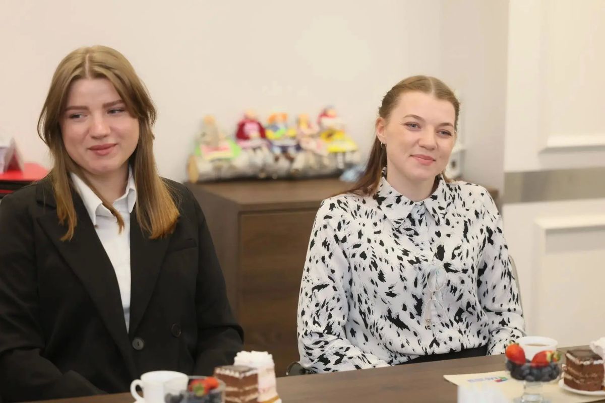 Диалог о главном. Губернатор ЕАО Мария Костюк вместе с ректором Института развития профессионального образования Сергеем Кожевниковым провела встречу с молодыми педагогами области Диалог о главном. Губернатор ЕАО Мария Костюк вместе с ректором Института развития профессионального образования Сергеем Кожевниковым провела встречу с молодыми педагогами области