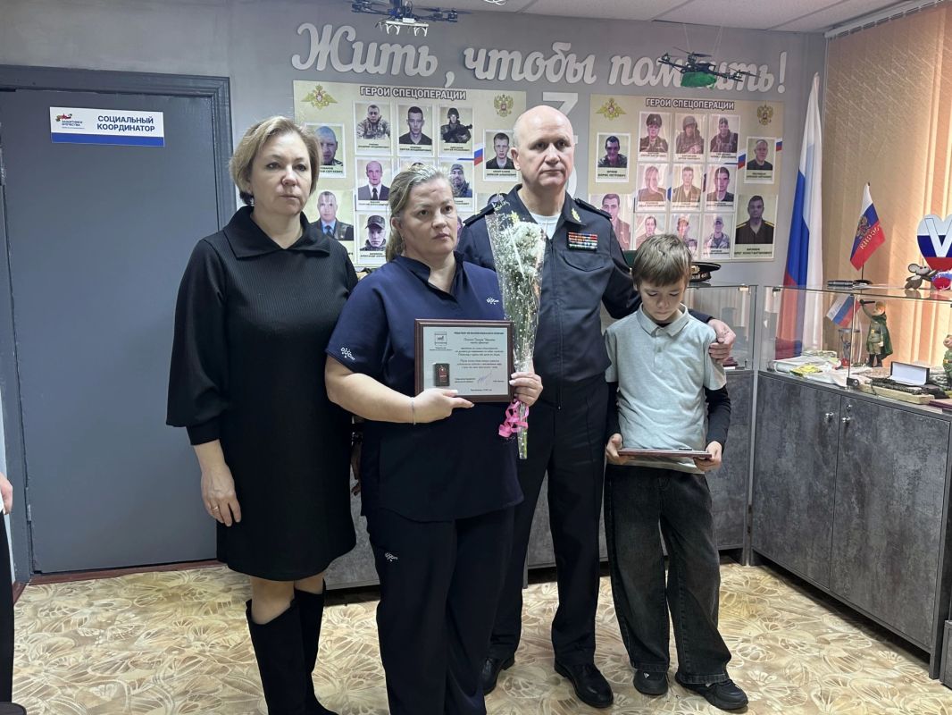В Октябрьском районе семьям героев СВО вручили памятные знаки отличия В Октябрьском районе семьям героев СВО вручили памятные знаки отличия